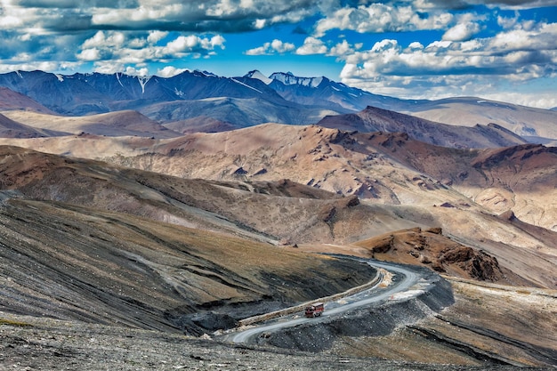 Indyjska ciężarówka na drodze w Himalajach