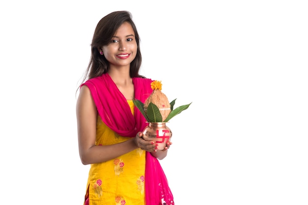 Indyjska dziewczyna trzyma tradycyjnego miedzianego kałasza