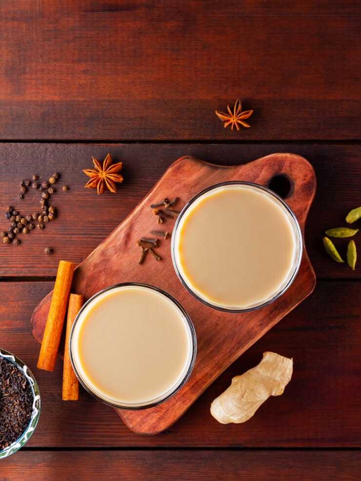 Indyjska herbata Masala chai z przyprawami w filiżankach