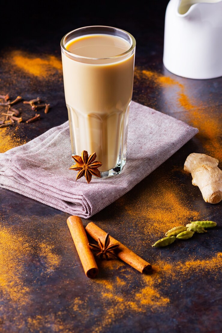 Indyjska herbata masala chai z przyprawami w szklance