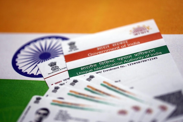 Indyjska karta Aadhaar z Unique Identification Authority of India na indyjskiej fladze