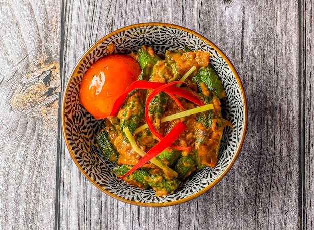 Indyjska masala smażona Okra _ bhindi lub biszkoptowe curry