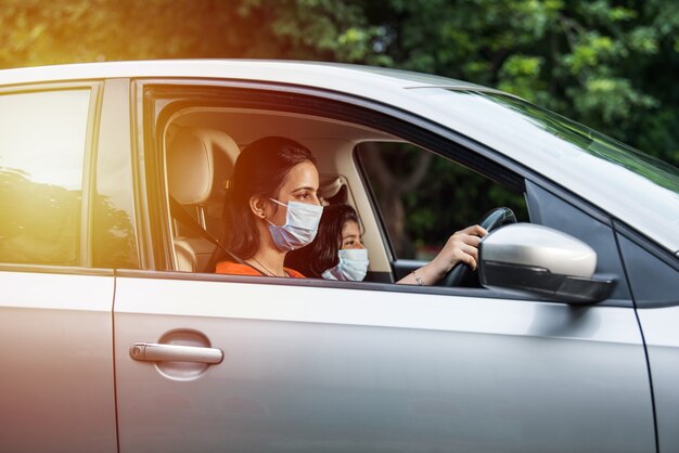 Indyjska Matka Córka nosi maskę na twarz lub maskę medyczną podczas jazdy samochodem