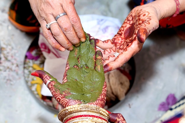 Indyjska panna młoda ręcznie drukowana na ceremonii rytualnej tkaniny