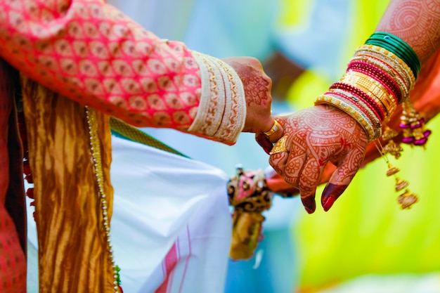 Indyjska para bierze udział w ceremonii ślubnej Satphera w hinduizmie