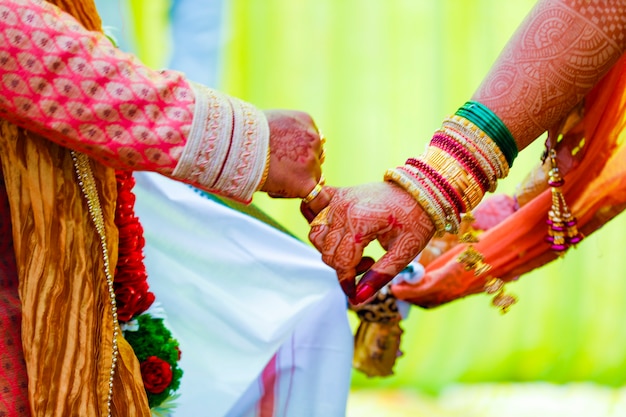 Indyjska Para Bierze Udział W Ceremonii ślubnej Satphera W Hinduizmie