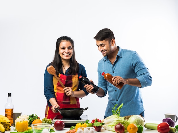 Indyjska Para W Kuchni - Młoda Piękna Azjatycka żona Ciesząca Się Gotowaniem Z Mężem Z Dużą Ilością świeżych Warzyw I Owoców
