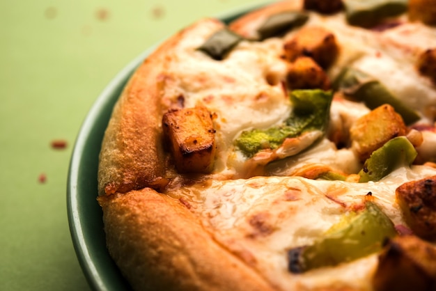 Indyjska Pizza Paneer ze świeżymi kostkami twarogu i białym sosem