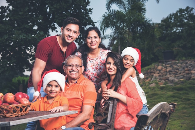 Indyjska Rodzina świętująca Boże Narodzenie I Pozująca Do Zdjęcia Grupowego