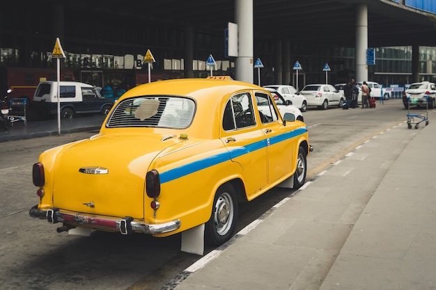 Indyjska żółta taksówka. stara retro taksówka na lotnisku Parking