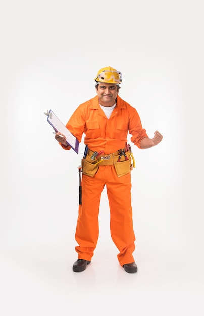 Indyjski azjatycki przystojny elektryk lub inżynier w akcji z żółtym kapeluszem ochronnym na białym tle