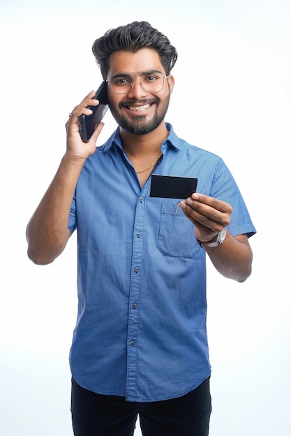 Indyjski biznesmen posiadający kartę kredytową i korzystający z telefonu