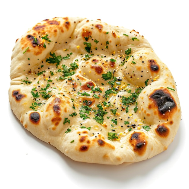 Indyjski chleb naan białe tło