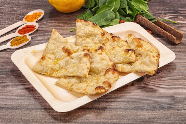 Zdjęcie indyjski chleb tandoori butter naan