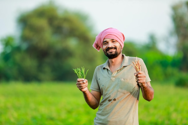 Indyjski Cwopea rolnik rolnik trzymający Cwopee w rękach szczęśliwy rolnik