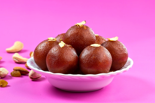 Zdjęcie indyjski deser gulab jamun w białej misce