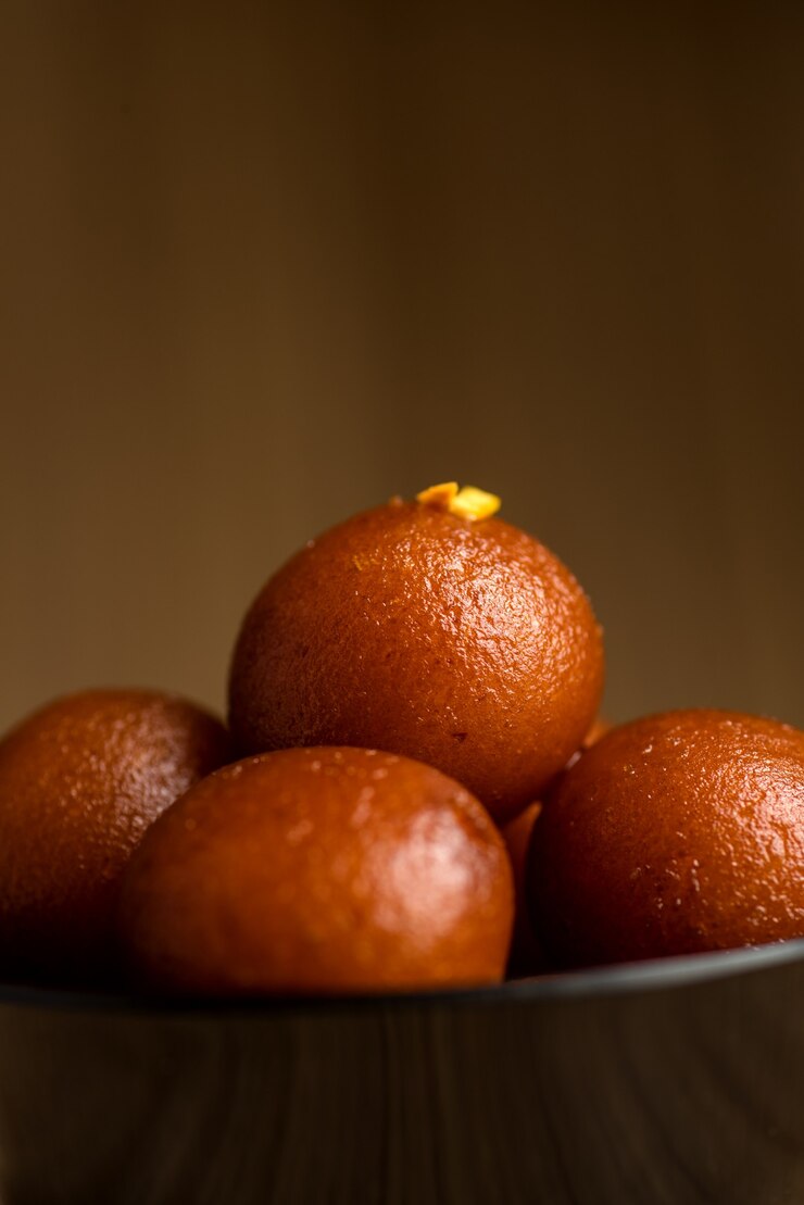 Indyjski deser lub słodkie danie: Gulab Jamun w misce