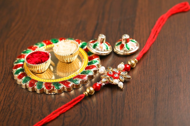 Indyjski festiwal raksha bandhan puja thali i rakhi lub opaska na nadgarstek