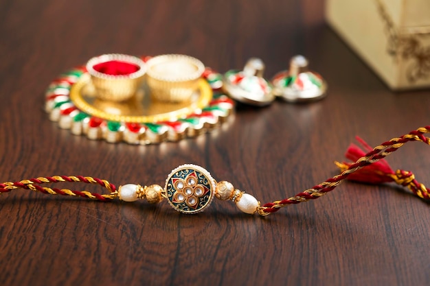 Indyjski festiwal raksha bandhan puja thali i rakhi lub opaska na nadgarstek