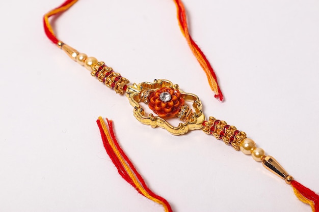 Indyjski festiwal Raksha Bandhan Tradycyjna indyjska opaska na nadgarstek będąca symbolem miłości między braćmi i siostrami