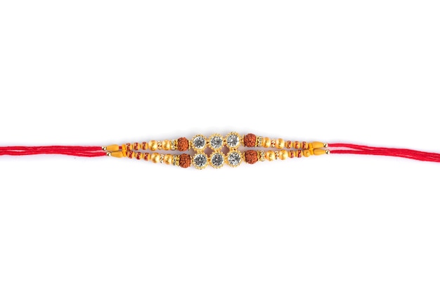 Indyjski festiwal: tło Raksha Bandhan z eleganckim Rakhi na białym tle