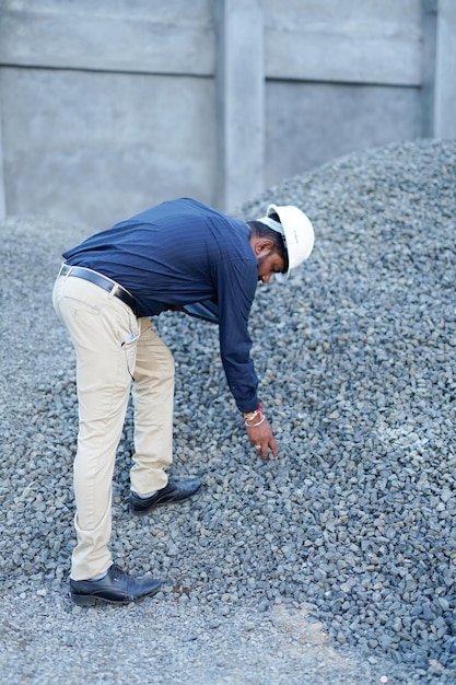 Indyjski inżynier budownictwa sprawdzający jakość balastu
