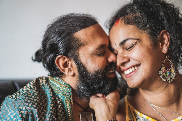 Indyjski mąż i żona mający delikatne chwile - Portret szczęśliwej pary południowoazjatyckiej - Koncepcja kultury miłości, etnicznych i Indii