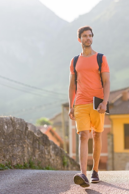 Indyjski mężczyzna na letnich wakacjach w Asturii Przygodna wędrówka z plecakiem Ekoturystyka