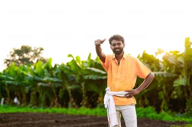 Indyjski młody rolnik na polu