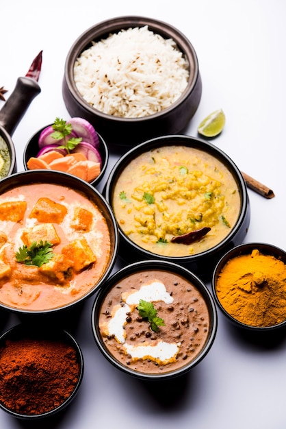 Indyjski obiad lub kolacja główne danie w grupie obejmuje Paneer Butter Masala, Dal Makhani, Palak Paneer, Roti, Rice itp., Selektywne skupienie