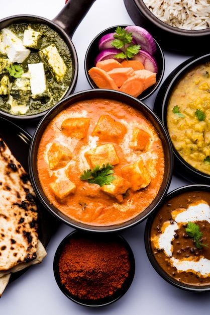 Indyjski obiad lub kolacja główne danie w grupie obejmuje Paneer Butter Masala, Dal Makhani, Palak Paneer, Roti, Rice itp., Selektywne skupienie