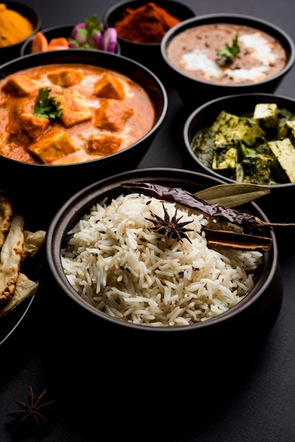 Indyjski obiad lub kolacja główne danie w grupie obejmuje Paneer Butter Masala, Dal Makhani, Palak Paneer, Roti, Rice itp., Selektywne skupienie
