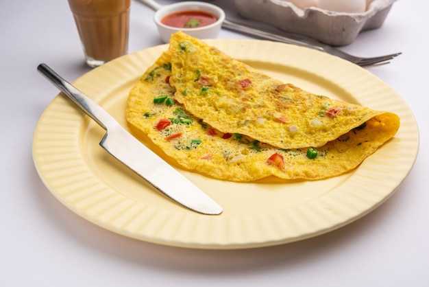 Indyjski omlet masala z przyprawami wypełniony świeżymi warzywami zdrowym posiłkiem