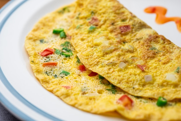 Indyjski omlet masala z przyprawami wypełniony świeżymi warzywami zdrowym posiłkiem
