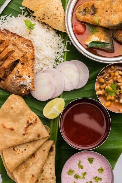 Indyjski półmisek rybny lub thali - popularne owoce morza, niewegetariańskie danie z Bombaju, Konkan, Maharashtra, Goa, Bengalu, Kerali podawane w stalowym talerzu lub na liściu bananowca