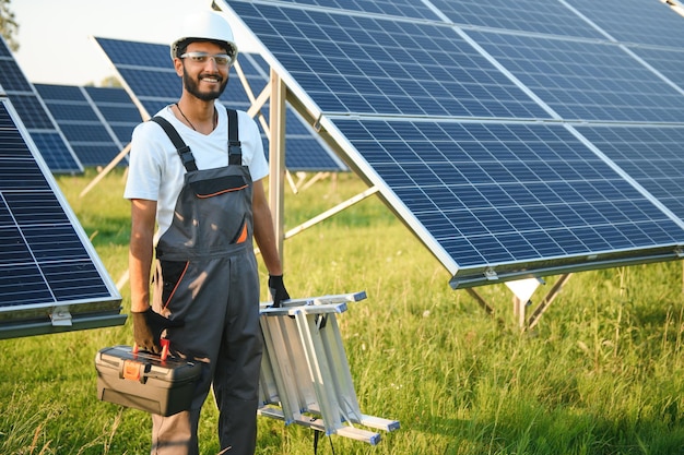 Indyjski robotnik instaluje panele słoneczne Koncepcja odnawialnych źródeł energii