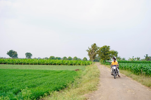 Indyjski rolnik i agronom jadący na rowerze