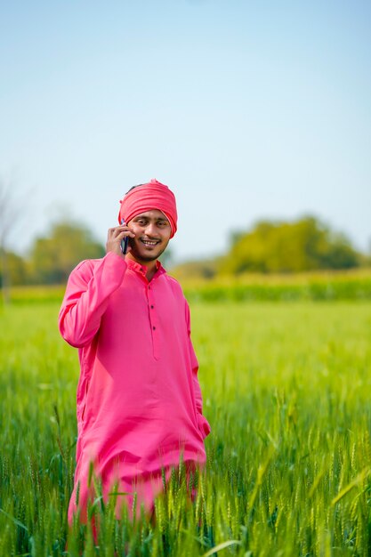Indyjski Rolnik Rozmawia Na Smartfonie W Zielonym Polu Pszenicy