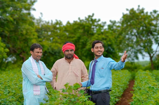 Indyjski rolnik Rozmowa z agronomem na farmie i zbieranie informacji