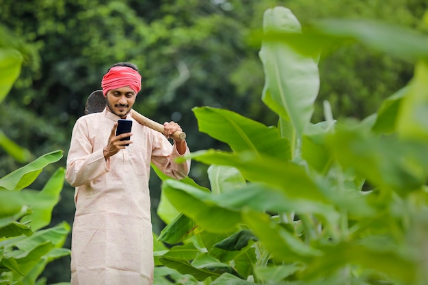 Indyjski rolnik za pomocą smartfona w dziedzinie rolnictwa bananów.