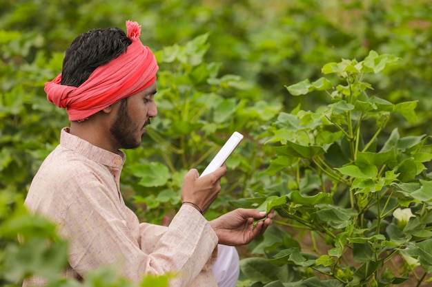 Indyjski Rolnik Za Pomocą Smartfona W Dziedzinie Rolnictwa.