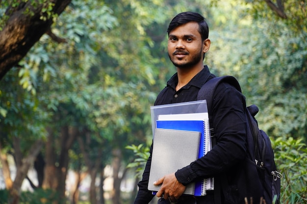Indyjski student zdjęcia student z książkami i torbą