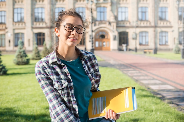 Indyjski studentka z książkami.