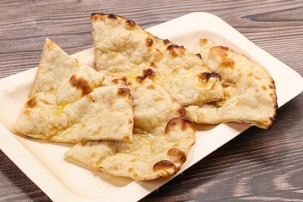 Indyjski tradycyjny chleb tandoori Masło naan