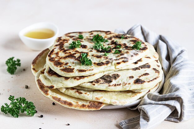 Zdjęcie indyjski tradycyjny domowy chleb płaski z pietruszką i oliwą z oliwek chapati roti lub chlebem płaskim naan