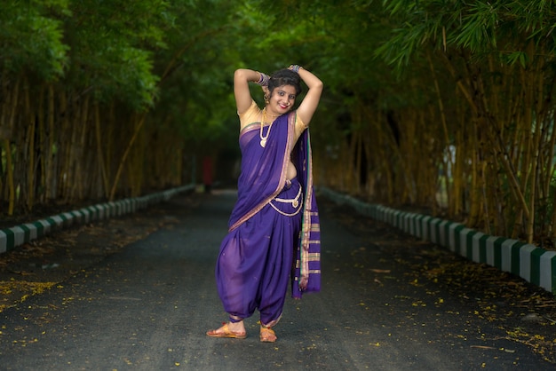 Indyjski tradycyjny Piękna młoda dziewczyna w sari pozowanie na zewnątrz