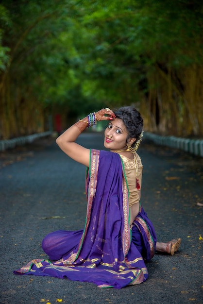 Indyjski tradycyjny Piękna młoda dziewczyna w sari pozowanie na zewnątrz