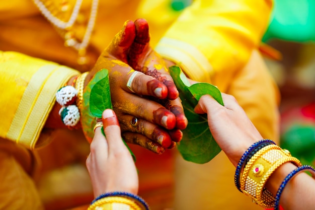 Indyjski tradycyjny ślub pan młody ręka w ceremonii haldi