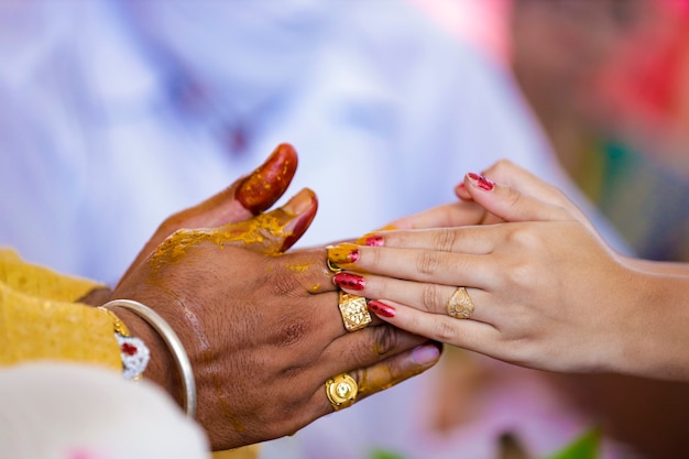 Indyjski Tradycyjny ślub: Ręka Pana Młodego W Ceremonii Haldi