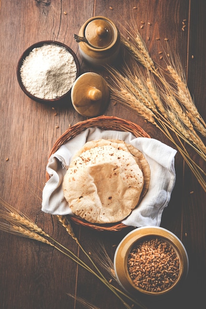 Indyjskie Chapati lub Fulka lub Gehu Roti z ziarnami pszenicy w tle. Jest to bogate w zdrowe włókno tradycyjne jedzenie z północnych lub południowych Indii, selektywne skupienie